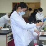 平岡栄養士専門学校　新入生”初めての実験”