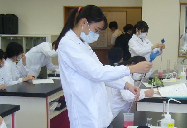 平岡栄養士専門学校　新入生”初めての実験”