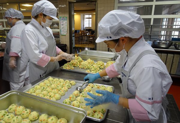 平岡栄養士専門学校　1年生初めての大量調理実習済