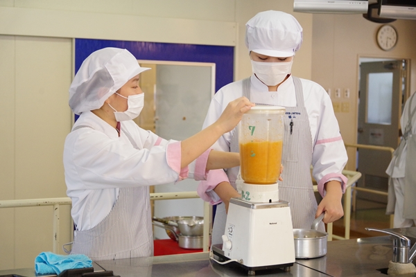 栄養学実習でライフステージごとの食事を学びます!