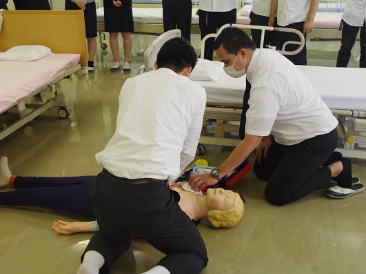 平岡介護福祉専門学校　医療的ケアの授業で救急のシミュレーションを行いました。
