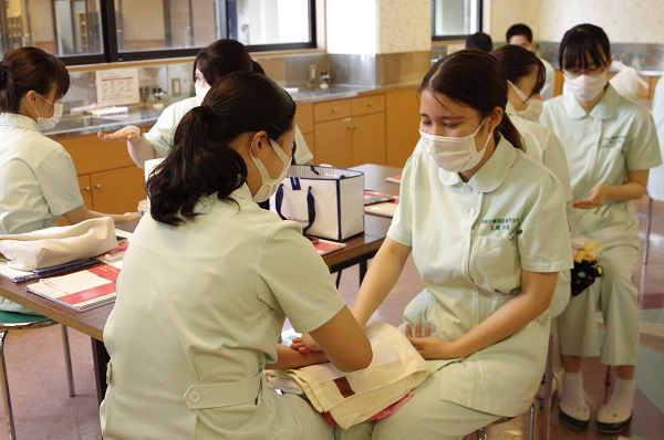 平岡介護福祉専門学校　セラピューティック・ケアの特別講義を受けました！