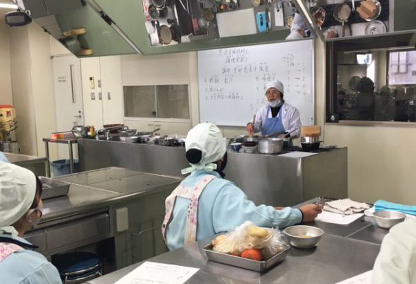 介護校の調理実習の風景