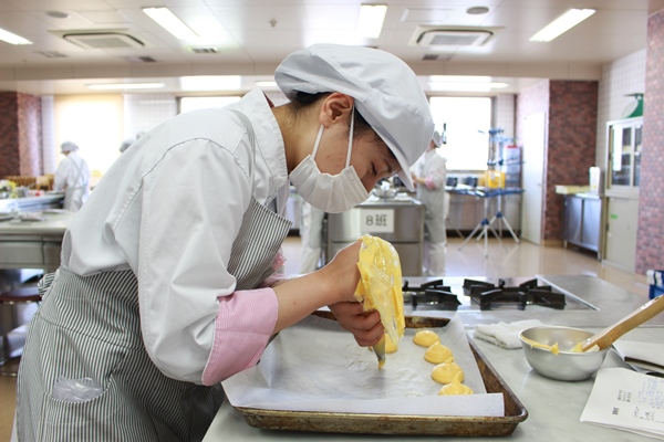 平岡栄養士専門学校では、製菓実習も行います