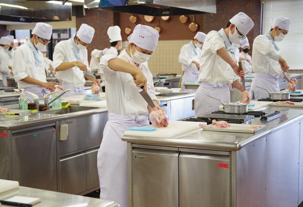 平岡調理・製菓専門学校　調理師科１年生　 鶏卸しにチャレンジ！