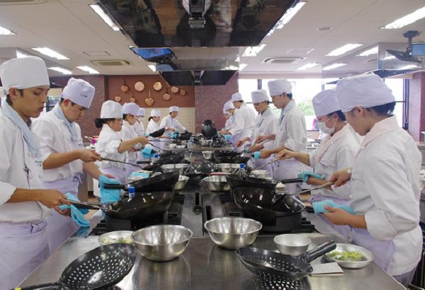 平岡では和食・洋食・中華の全て学びます！