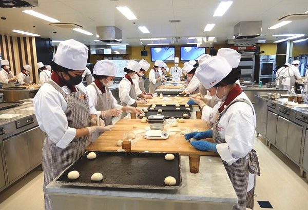 平岡調理・製菓専門学校の実習授業が始まりました！