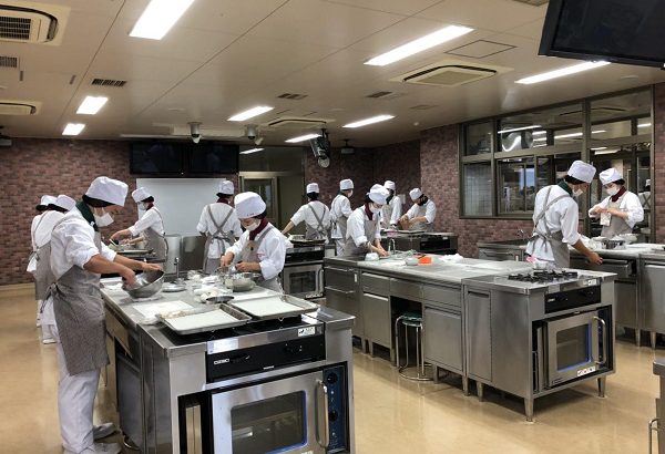 平岡調理・製菓専門学校　製菓衛生師科　実習室開放で技術を磨いています！