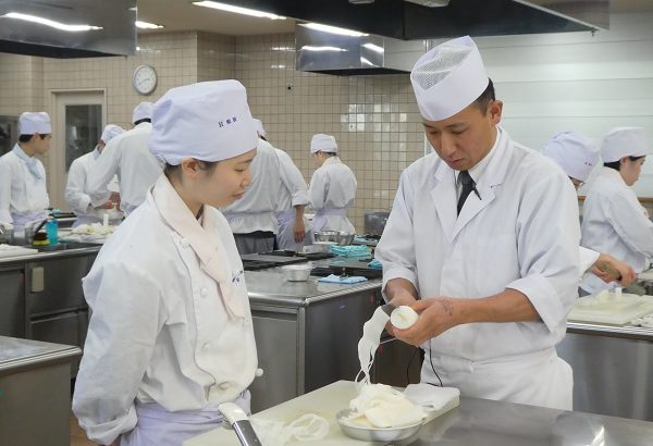 平岡調理・製菓専門学校　名物先生をご紹介！