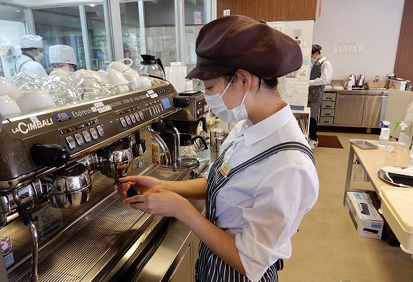 平岡調理・製菓専門学校　製菓衛生師科の学生カフェ実習頑張っています！