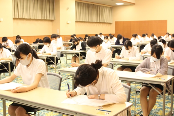 平岡栄養士専門学校　初めての定期試験を終えた1年生にインタビュー