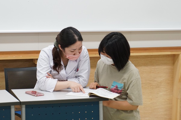 平岡では座学や実技のサポートも行っています。