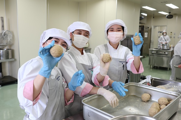 食品加工実習で味噌を作りました