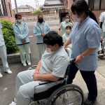 1年生、実習前に車椅子介助を勉強しましたヽ(^o^)丿