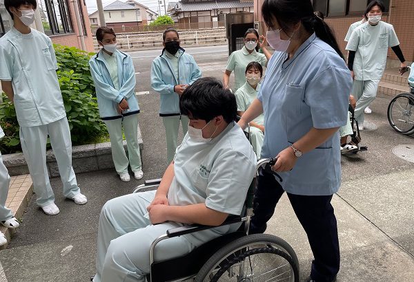 1年生、実習前に車椅子介助を勉強しましたヽ(^o^)丿