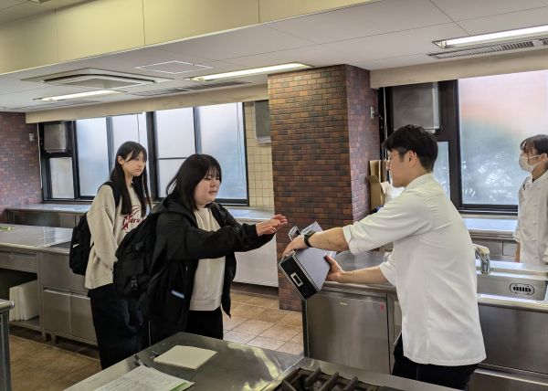 プロ仕様の包丁セットを受け取りました │ 平岡学園 ブログ