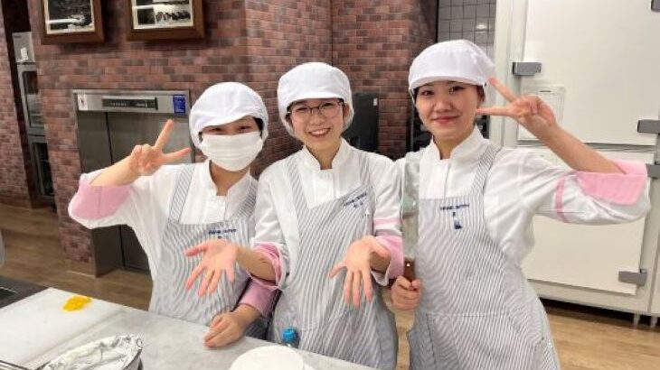 栄養士の学生も製菓実習の授業が受けられます！